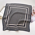 Dettaglio di sciarpa in seta pied-de-poule su sfondo grigio con specchio dorato vintage - Stile Pied-de-Poule Bianco e Nero (FR34-1) / 68x68cm