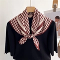 Elegante foulard in seta pied-de-poule marrone e bianco annodato su stampella in legno - Stile Pied-de-Poule Marrone e Bianco (FR34-2) / 68x68cm