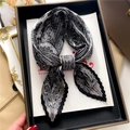 Élégant foulard en soie plissé à motif Paisley noir et gris avec coffret cadeau de luxe - Motif Paisley Rétro Noir Blanc Gris (FY672-2)