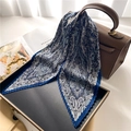 Écharpe élégante en soie plissée avec imprimés floraux bleus sur un sac en cuir - Floral Classique Baroque Bleu et Blanc (FY672-3)