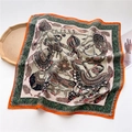 Detailansicht eines Seidentuchs mit Retro-Juwelenmuster und orangem Saum auf weißem Grund - Elfenbein Bohnenpaste Grün Schmuck Feder Muster (FR37-1)
