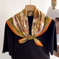 Barock Seidentuch mit Retro-Kettenmuster, elegant gebunden an einer schwarzen Schaufensterpuppe - Ingwer Dunkelgrün Retro-Stil (FR37-2)