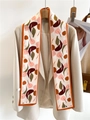 Détail d'un foulard étroit en soie à imprimé feuilles d'automne sur un blazer beige - Style Abstrait Feuilles d'Automne (LJ21-H142)