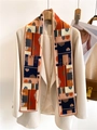 Detail eines geblümten Twilly-Schals als elegante Krawatte an einem beigen Anzug - Vintage Blumen Geometrischer Patchwork-Stil (LJ21-H143)