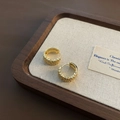 Elegante goldene Creolen mit strukturierter Vintage-Musterung und Zirkonia-Inlay - Herz Zirkonia Huggie Gold (2-2#4)