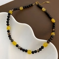 Collana di perline con sfere nere lucide e pietre gialle in stile vintage retrò - Collana di Perline in Acciaio al Titanio (04-H10)