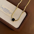 Elegante goldene Schlangenkette mit schwarzem quadratischem Anhänger auf Holz-Schmuckdisplay - Schwarzer quadratischer Anhänger, goldene Schlangenkette (32 cm + 5 cm)