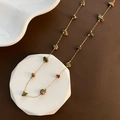 Collana a catena dorata con perle di pietra naturale irregolari verdi e rosse - Collana Clavicola in Pietra (Oro) / Oro