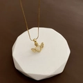 Goldene Herzkette mit Engelsflügeln, Opal-Zentrum und Zirkon auf weißem Steinsockel - Herz-Flügel-Stil (2-2#10) / Gold