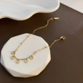 Elegante goldene O-Kette mit fünf runden Anhängerscheiben und verstellbarem Verschluss - Titanstahl Runde Pailletten Armband(04-E2)