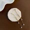 Elegantes pendientes de borla dorados con cuatro circonitas en cadenas finas - Blanco