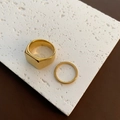 Set di anelli minimalisti in acciaio al titanio dorato con sigillo quadrato e fedina sottile - US 6 / Combinazione di anelli quadrati e sottili (Oro)