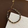 Edles Armband aus goldenem Titan-Panzerkette mit eingewebter schwarzer Kordel und Karabiner - Gold Schwarz (03-A16)