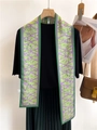 Détail d'un foulard étroit en soie à fleurs vert et violet drapé sur un pull noir - Fleurs Violettes Vert Herbe (LJ21-H141)