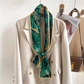 Doppelseitiger Seidenschal mit Marmordruck als schmale Krawatte auf beigem Blazer - Grüngold Marmor Textur Stil (LJ21-H156)