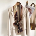 Elegante zijden sjaal met kettingprint gestyled op een beige blazer voor een zakelijke look - Equestrian Ketting Color Block Stijl (LJ21-H160)