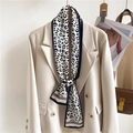 Elegante zijden sjaal met luipaardprint op een beige blazer met marineblauwe rand - Zwart Blauwe Rand Luipaardprint (LJ21-H164)