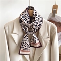Elegante zijden sjaal met luipaardprint gestyled als smalle das op een witte blazer - Melkthee Koffie Klassieke Luipaardprint (LJ21-H165)