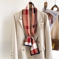 Klassieke geruite zijden sjaal geknoopt op een beige blazer voor een formele look - Rood Blauw Beige Klassieke Ruit (LJ21-H167)