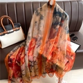 Luxuriöser großer Seidenschal mit Blumenmuster elegant auf Ledersofa mit Accessoires drapiert - 125*180cm / Orange Rot Blau Blumig(YRS62-1)