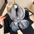 Eleganter Schal mit Blumenmuster in Grau-Blau-Verlauf auf einem schwarzen Strickpullover - Graublau Farbverlauf Abstrakte Textur (YRS49-1)