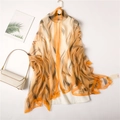 Nahaufnahme des leichten orangefarbenen Seidenschals mit Wellenmuster und Saumdetails - Orange Schwarz Abstraktes Wellenmuster (YRS49-2)