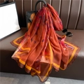 Elegante zijden sjaal met bloemenpatroon gedrapeerd over een lederen tas - Baksteenrood Bloemenpatroon Stijl (YRS53-1)