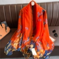 Eleganter großer orangefarbener Seidenschal mit Blumenmuster und stilvoller Handtasche - Orangefarbener Vintage-Blumendruckstil (YRS56-1)