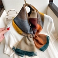 Sciarpa in seta sintetica con blocchi di colore floreali arancio e grigio e bordo verde - Grande / Patchwork Multicolore (YRS54-1)
