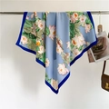 Detail eines hellblauen Seidentuchs mit Lotis-Print und dunkelblauem Rand an einer Stange - Hellblauer Lotus-Stil (FV3-1)