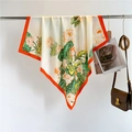 Details eines eleganten Lotus-Seidenschals an einer Stange mit glänzender Textur - Milchweißer Lotus-Stil (FV3-2)