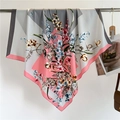 Detail eines rosa Seidenschals mit Blumenmuster an einer Metallstange, minimalistisch - 94x90cm / Rosa Grau Patchwork Floral (FV4-1)