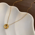 Goldene Halskette mit gedrehtem Mobius-Ring-Anhänger und O-Kette aus Titanstahl - Goldener Verdrehter Ring Stil (05-H13)