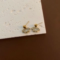 Pendientes de loto dorados con nácar blanco sobre plataforma de piedra - Dorado