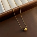 Collana a serpente dorata minimalista con pendente a sfera su vassoio - Catena a Serpente Con Piccola Sfera d'Oro (02-F12) / Oro