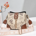 Beigefarbene Beuteltasche mit Leopardenmuster und breitem besticktem Schultergurt - Buchstaben Cremeweiß