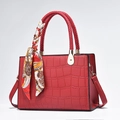 Elegante rode handtas met krokodillenpatroon, geweven handvat en zijden sjaal accessoire - Rood