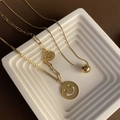 Set de collares dorados de acero inoxidable con colgante de carita sonriente - Collar de doble capa de cara sonriente hueca dorada (03-C1)