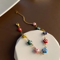 Schickes Goldarmband mit bunten Emaille-Blumenanhängern und Evil Eye Motiven im Zentrum - Buntes Armband (03-F16)