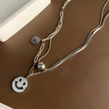 Collar de capas plateado con colgantes de cara sonriente y cadenas de texturas mixtas - Collar de doble capa de cara sonriente hueca plateada (04-C5)