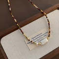 Collana con perla barocca e pietre preziose multicolori su vassoio in tessuto - Collana in Pietra di Agata (06-M4)