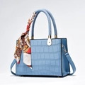 Lichtblauwe handtas met krokodillenreliëf, gouden details en decoratieve zijden sjaal - Blauw