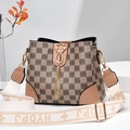 Bolso cubo marrón con diseño de cuadros, colgante de gato y correa ancha impresa - Cuadros Caqui