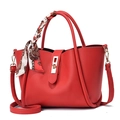 Sac fourre-tout rouge en cuir grainé avec foulard fleuri et boucle en métal - Rouge