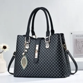 Elegante borsa nera con stampa DH, ciondolo a foglia con perla e tracolla lunga - Nero
