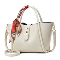 Sac fourre-tout en cuir blanc avec fermoir doré et foulard en soie rouge imprimé - Blanc Cassé