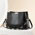Sac seau noir embossé crocodile avec finition brillante et poignée chaîne dorée - Noir