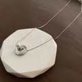 Collar de acero de titanio con colgante de moneda de oro y perla en base blanca - Plateado