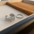 Modisches Feder-Ring-Set und minimalistisches Silberband auf Premium-Schmuckschatulle - Silbernes Federring-Set (jz-35)