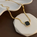 Minimalistische goldene Schlangenkette mit schwarzem quadratischem Anhänger auf Stein - 38cm(01-K3) / Gold